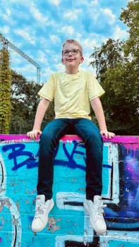 Der neunjährige DJ Phil sorgt für Hits for Kids in der Kinderdisco in der Weberei