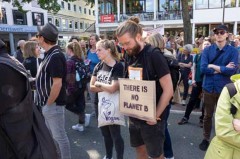 "There is no Planet B". Diesem Motto folgend, hat FFF nicht nur in Bielefeld, sondern in der ganzen Welt auf die Klimakrise aufmerksam gemacht. © Jürgen Riedel
