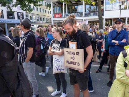 "There is no Planet B". Diesem Motto folgend, hat FFF nicht nur in Bielefeld, sondern in der ganzen Welt auf die Klimakrise aufmerksam gemacht. © Jürgen Riedel
