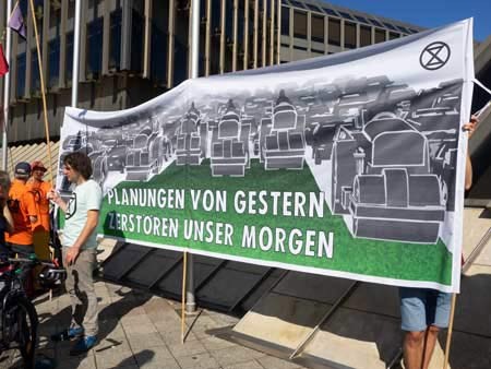 Neben Fridays for Future haben auch andere Organisationen wie Extinction Rebellion mit großen Plakaten oder sogar Ständen auf sich aufmerksam gemacht. © Jürgen Riedel