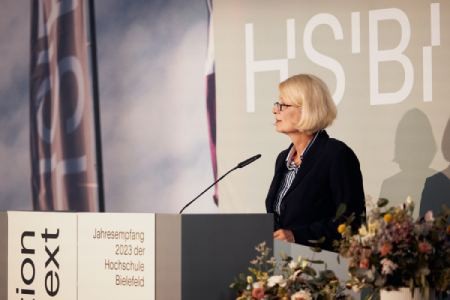  HSBI-Präsidentin Prof. Dr. Ingeborg Schramm-Wölk begrüßte die Gäste mit dem Hinweis, dass nur diejenigen Hochschulen künftig erfolgreich sein werden, die die spezifischen Voraussetzungen der GenZ berücksichtigen.