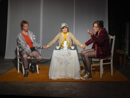 Die drei Darstellerin von Ohne Grund:(v.l) Laura Parker, Alina Tinnefeld und Karin Scheithauer