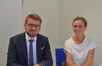 Sprachen über rechtliche Fragen rund ums Podcasten: Mirco Stellbrink (Kämper & Maiwald) und Claudia Linzel. Foto: pro Wirtschaft GT