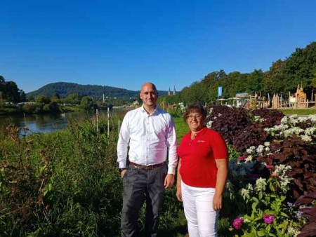 Die Gartenschau ist ein Gewinn für die Stadt Höxter: Das finden jedenfalls die beiden Geschäftsführer Jan Sommer und Claudia Koch, hier an der neugestalteten Weserpromenade. Der Park erstreckt sich am Fluss entlang bis nach Corvey und schafft dadurch eine Verbindung zwischen der mittelalterlichen Altstadt und dem Schloss Corvey.