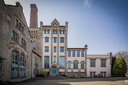 Die Waldorfschule Lippe-Detmold lädt zum Tag der offenen Tür ein. Seit 1990 ist die Schule im denkmalgeschützten Gebäude der ehemaligen Falkenkrug-Brauerei beheimatet. Foto: Frank Friedrichs
