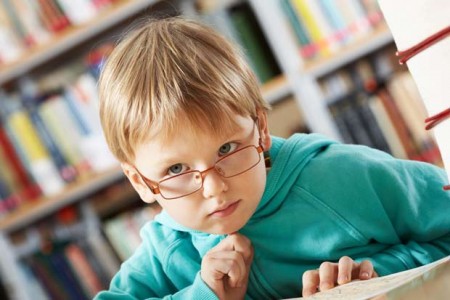 Jedes 13. Grundschulkind in Bielefeld im Alter von sechs bis zehn Jahren trägt bereits eine Brille. Foto: AOK/hfr.