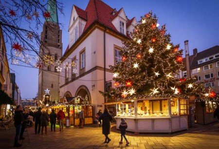 Der Bielefelder Weihnachtsmarkt läuft vom 23. November bis zum 30. Dezember und macht am 26. November (Totensonntag) und an den Weihnachtsfeiertagen vom 24. bis 26. Dezember Pause. Bild: Bielefeld Marketing/ Sarah Jonek