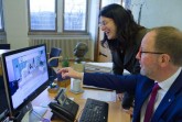 Jörg Düning-Gast und Dr. Mayarí Granados betrachten die modernisierte Webseite der Kulturagentur. (Foto: Landesverband Lippe)