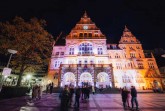Die historische Fassade des Alten Rathauses wird in stimmungsvolles Nachtansichten-Licht getaucht. Foto: Bielefeld Marketing | Tim Fröhlich