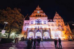 Die historische Fassade des Alten Rathauses wird in stimmungsvolles Nachtansichten-Licht getaucht. Foto: Bielefeld Marketing | Tim Fröhlich