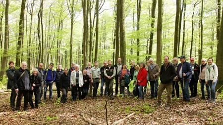 Gut informiert unterwegs im Naturschutzgebiet Egge-Nord: Förster vom Landesbetrieb Wald und Holz NRW mit Mitgliedern des Fördervereins Nationalpark Senne-Eggegebirge (Foto: K. Blaschke/C. Viotto)