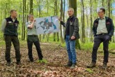 Florian Bitter, Matthias Berndt, Andreas Bathe und Michael Elmer vom Landesbetrieb Wald und Holz (v. l.) nahmen sich viel Zeit, um alle Fragen zu beantworten. (Foto: M. Wessels)