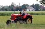 Bäuerin auf ihrem Traktor (Symbolbild). Foto: Pixabay