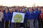 Das Team hinter der NATUR.PUR-Wanderreihe: Wanderführerinnen und Wanderführer aus dem Kreis Gütersloh, Cordula Großekathöfer von der Biologischen Station Gütersloh/Bielefeld (links), Projektverantwortliche Marion Lauterbach (2. v.l. proWi) und Geschäftsführerin Nikola Weber (rechts, proWi) freuen sich auf die zweite Saison von NATUR.PUR © proWi GT