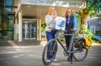 Laden Unternehmen zur Teilnahme am nun ostwestfalenweit verliehenen Siegel „Ausgezeichnet Fahrradfreundlich“ ein: IHK- Hauptgeschäftsführerin Petra Pigerl-Radtke (rechts) und Daniela Becker, Leiterin des IHK-Referats Verkehr, Stadt- und Regionalplanung. Foto: Tilo Sommer/IHK