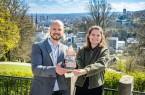 Markus Backes (Leitung Teutoburger Wald Tourismus) und Saskia Huneke (Marketingleitung Carolinen) mit einer Carolinen-Aktionsflasche. Alle Rechte bei Carolinen, Fotografin: Sarah Jonek