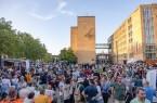 Beim Sunset Markt im April genossen zahlreiche Besucher*innen das Angebot auf dem Konrad-Adenauer-Platz. Foto: Lena Descher