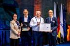Foto (adh/Jan Patrick Wagner): (v. l.) Dr. Verena Buck, Ulrich Kussin, Prof. Dr. Matthias Bauer und Leonz Eder bei der feierlichen Übergabe des Labels im Rahmen der FISU World Conference.