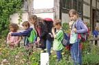 Bei den Naturbegegnungen können Kinder im Grundschulalter die Museumsgärten und Tiere entdecken. Foto: LWL/Jähne