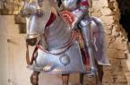 Bei der Erlebnisführung “Von Rittern und Burgen” erfahren Familien am Sonntag, 3. August, um 15 Uhr im Weserrenaissance-Museum Schloss Brake unter anderem, was ein Ritter unter seiner Rüstung trug. Und sie spielen ein spannendes Ritterturnier nach - auf Wunsch mit Kostüm. Foto: Weserrenaissance-Museum Schloss Brake