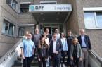 Tauschten sich über aktuelle Herausforderungen der Dualen Ausbildung aus (von links): Pia Karl, Teamleitung Personal, Dirk Bockelmann, Geschäftsführer, Jens Sieveke, Ausbildungsbeauftragter Elektrofertigung, Anja Viola Georgi, Jugend-Ausbildungsvertretung, Julia Reipke, Personalreferentin, Sebastian Plack-Lika, Ausbildungsbeauftragter Mechanische Fertigung, IHK-Präsident Jörn Wahl-Schwentker, Deniz Akman, Finanz- und Personalleiter, Beatrice Richert, Teamleitung Marketing, Bennet Pauls, Auszubildender Mechatronik, IHK-Hauptgeschäftsführerin Petra Pigerl-Radtke und IHK-Pressesprecher Jörg Deibert. Foto: IHK