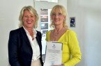 Prof. Dr. Anne Dreier, Rektorin der FHM (links) überreichte Prof. Beate Welp-Gerdes die Urkunde. Foto: Fachhochschule des Mittelstands)