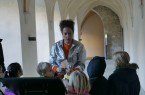 Gespenstersuche: Dora Dämmerlich - verkörpert von Schauspielerin Bianka Lammert (Kinder- und Jugendtheater Dortmund) - nimmt Familien mit Kindern von fünf bis zehn Jahren mit durch die Dalheimer Klausur. Foto: LWL/Alexandra Buterus