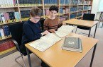 Projektleiterin Dr. Christine Rühling und Projektmitarbeiterin Antonia Reck sichten Zugangsbücher auf verdächtige Einträge (Foto: Lippische Landesbibliothek)