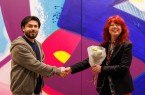 Sayed Aman Sadat aus Afghanistan, der seit vier Jahren in Bielefeld lebt, erhält zum 1.000sten Museumsticket einen Blumenstrauß von Martina Bauer (Atelier Aatifi).Foto: Volker Reinholdt