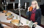 Foto: Dr. Susanne Hilker vom Weserrenaissance-Museum Schloss Brake verrät, wie man früher tafelte, tanzte und feierte.