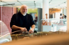 Andreas Wollensak, stellvertretender Projektleiter und Kurator DaVinci@HSBI, und sein Team verwalten die mittlerweile über 120 Exponate der Ausstellung. (Foto: P. Pollmeier/HSBI)