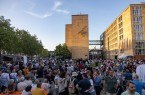 Der Feierabendmarkt lädt mit gutem Essen, Getränken und Musik zum Zusammenkommen und Entspannen ein. Foto: Lena Descher