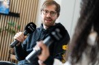 Foto (WFG/Tobias Vorwerk): Moderatorin Selina Hare im Gespräch mit IMAscore-Geschäftsführer Xaver Willebrand in den Paderborner Büroräumen des Unternehmens.
