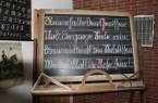 Agnes Kösters-Großbröhmer führt am Sonntag, 26. April 2026, um 16 Uhr mit einer Schulstunde wie zu Kaisers Zeiten durch das Bernhard-Wolff-Schulmuseum in Büren. Foto: Stadt Büren