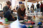 Unter der Beobachtung von Julian tauscht Jean-Luc vom Team „Die unfassbaren Letzten“ aus Halle (Westf.) das Werkzeug am Roboter. Foto: proWi GT