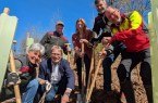 Glücklich nach getaner Arbeit (v.l.): Susanne Hoffmann (Leiterin Forstabteilung), Jörg Karlikowski (Geschäftsführer Stadtwerke Detmold), Volker Reihl (Revierförster Hiddesen), Elisa Henke-Bockschatz (Nachhaltigkeitsmanagerin Stadt Detmold), Christopher Kroos (stellv. Leiter Forstabteilung) und Jörg Düning-Gast (Verbandsvorsteher). Fotos: LVL