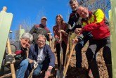 Glücklich nach getaner Arbeit (v.l.): Susanne Hoffmann (Leiterin Forstabteilung), Jörg Karlikowski (Geschäftsführer Stadtwerke Detmold), Volker Reihl (Revierförster Hiddesen), Elisa Henke-Bockschatz (Nachhaltigkeitsmanagerin Stadt Detmold), Christopher Kroos (stellv. Leiter Forstabteilung) und Jörg Düning-Gast (Verbandsvorsteher). Fotos: LVL