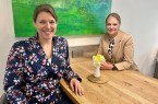 Foto zeigt (v.l.n.r.): Vorträge voraus! Die Mathematikerin Dr. (University of Auckland) Stefanie Hittmeyer und Astrid Alteheld (beide vom Fraunhofer Institut, Lemgo) freuen sich über die Kooperation mit dem Weserrenaissance-Museum Schloss Brake. Am Internationalen Museumstag (17. Mai) dreht sich um 15 Uhr alles um Künstliche Intelligenz in der Bildhauerei, im Bauwesen und im Denkmalschutz.