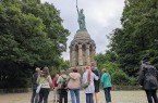 Gästeführer Günter Seeliger erzählt den Teilnehmenden der Führung interessante Fakten über das Hermannsdenkmal. (Foto:LVL