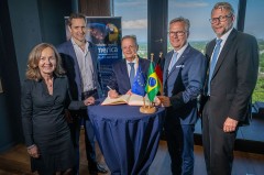 Eintrag ins Goldene Buch der IHK zum Auftakt der Internationalen Begegnungstage „Ostwestfalen meets Latin America“ (von links): IHK-Hauptgeschäftsführerin Petra Pigerl-Radtke, IHK-Vizepräsident Carl Oetker, Brasiliens Botschafter Rodrigo de Lima Baena Soares, IHK-Präsident Jörn Wahl-Schwentker und Götz Dörmann, IHK-Geschäftsführer International. Foto: Thomas F. Star-ke/IHK Ostwestfalen