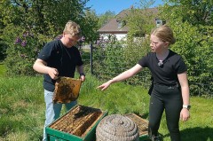 Nachwuchs-Imker Jasper und Lina Valentin haben überhaupt keine Berührungsängste. Auch Besucher können den Bienenvölkern im Gartenpark ganz nahekommen. Foto © Huxarium Gartenpark Höxter