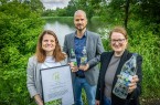 Gemeinsam für Natur und Nachhaltigkeit – Saskia Huneke (Carolinen Brunnen GmbH & Co.KG), Markus Backes und Annika Lammers (beide Teutoburger Wald Tourismus/OWL GmbH) laden Gäste und Einwohner ein, naturnahe Ausflugstipps wie das Naturreservat „Rieselfelder Windel“ kennenzulernen. (Bildrechte: Carolinen; Fotografin: Sarah Jonek)