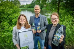 Gemeinsam für Natur und Nachhaltigkeit – Saskia Huneke (Carolinen Brunnen GmbH & Co.KG), Markus Backes und Annika Lammers (beide Teutoburger Wald Tourismus/OWL GmbH) laden Gäste und Einwohner ein, naturnahe Ausflugstipps wie das Naturreservat „Rieselfelder Windel“ kennenzulernen. (Bildrechte: Carolinen; Fotografin: Sarah Jonek)