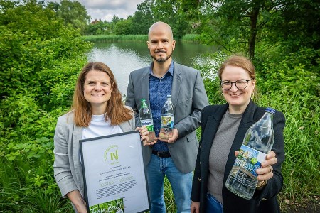 Gemeinsam für Natur und Nachhaltigkeit – Saskia Huneke (Carolinen Brunnen GmbH & Co.KG), Markus Backes und Annika Lammers (beide Teutoburger Wald Tourismus/OWL GmbH) laden Gäste und Einwohner ein, naturnahe Ausflugstipps wie das Naturreservat „Rieselfelder Windel“ kennenzulernen. (Bildrechte: Carolinen; Fotografin: Sarah Jonek)