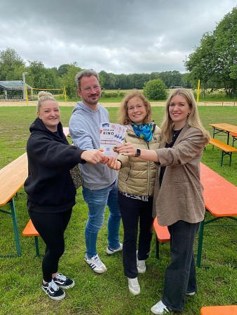 Freuen sich über die Kooperation, die die neue Veranstaltungsreihe möglich macht: (v.l.) Davina Budde (Veranstaltungsmanagement gtm), David Flöttmann (Betriebsleiter Wapelbad Café), Anette Ostermann (Schatzmeisterin Wapelbad), Christina Junkerkalefeld (Geschäftsführerin gtm). Foto: Gütersloh Marketing