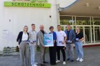 BU: Werben für das Azubi-Speed-Dating am 9. Juni im StadtparkSchützenhof in Herford (von links): Janine Billerbeck, Pressesprecherinder Agentur für Arbeit Herford, Julian Grothaus, Personalreferent derBäckerei und Konditorei Hensel GmbH, Carl-Christian Goll,Geschäftsführer Berufsbildung der Handwerkskammer, UteHorstkötter-Starke, Geschäftsführerin Berufliche Bildung der Industrie-und Handelskammer, Kevin Marc Balliet, Auszubildender zum Bäckerim zweiten Lehrjahr bei Hensel, Stefan Sieker, Jobcenter Herford, LisaKunz, Bäckermeisterin und Ausbilderin bei Hensel. Foto: HWK OWL/Ulrike Wittenbrink