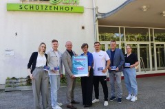 BU: Werben für das Azubi-Speed-Dating am 9. Juni im StadtparkSchützenhof in Herford (von links): Janine Billerbeck, Pressesprecherinder Agentur für Arbeit Herford, Julian Grothaus, Personalreferent derBäckerei und Konditorei Hensel GmbH, Carl-Christian Goll,Geschäftsführer Berufsbildung der Handwerkskammer, UteHorstkötter-Starke, Geschäftsführerin Berufliche Bildung der Industrie-und Handelskammer, Kevin Marc Balliet, Auszubildender zum Bäckerim zweiten Lehrjahr bei Hensel, Stefan Sieker, Jobcenter Herford, LisaKunz, Bäckermeisterin und Ausbilderin bei Hensel. Foto: HWK OWL/Ulrike Wittenbrink