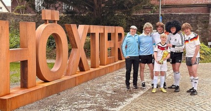 Steffen Mönnekes (Helmut Schön), Stephan Watermeyer (Toni Schumacher), Christoph Altmiks (Rudi Völler), Manuel Wenzel (Franz Beckenbauer), Markus Finger (Gerd Müller) und Henri Finger (Bastian Schweinsteiger) sind bereits im WM-Fieber und freuen sich auf den großen Fußballtag im Bolzano. © Die Legenden aus Höxter