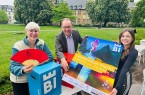BZ: Katharina Schilberg, Martin Knabenreich und Karoline Jockheck (v. l.) von Bielefeld Marketing freuen sich auf die 50. Auflage der Traditionsveranstaltung – hier im Skulpturenpark der Kunsthalle, der zur Spieloase für Familien wird. Bildnachweis: Bielefeld Marketing GmbH