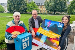BZ: Katharina Schilberg, Martin Knabenreich und Karoline Jockheck (v. l.) von Bielefeld Marketing freuen sich auf die 50. Auflage der Traditionsveranstaltung – hier im Skulpturenpark der Kunsthalle, der zur Spieloase für Familien wird. Bildnachweis: Bielefeld Marketing GmbH